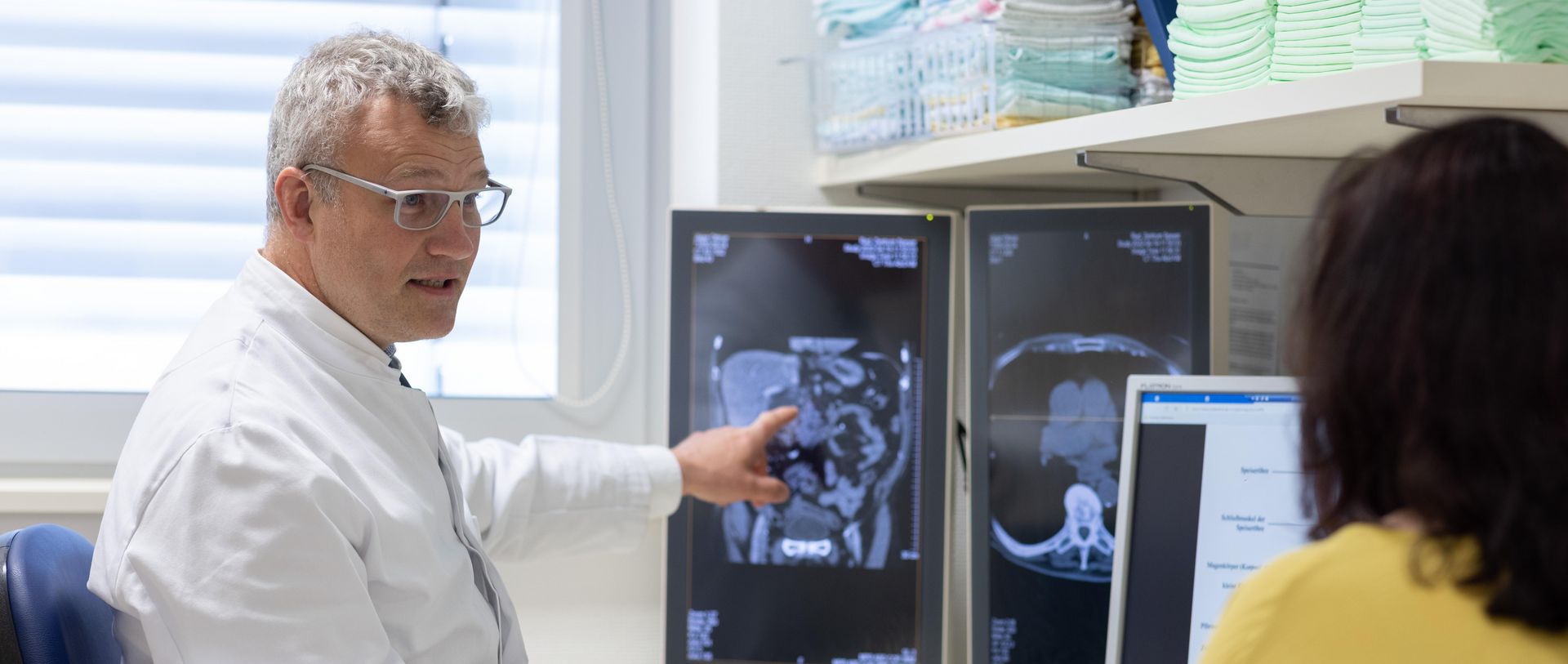 Dr. Frickhöffer im Gespräch mit einer Patientin