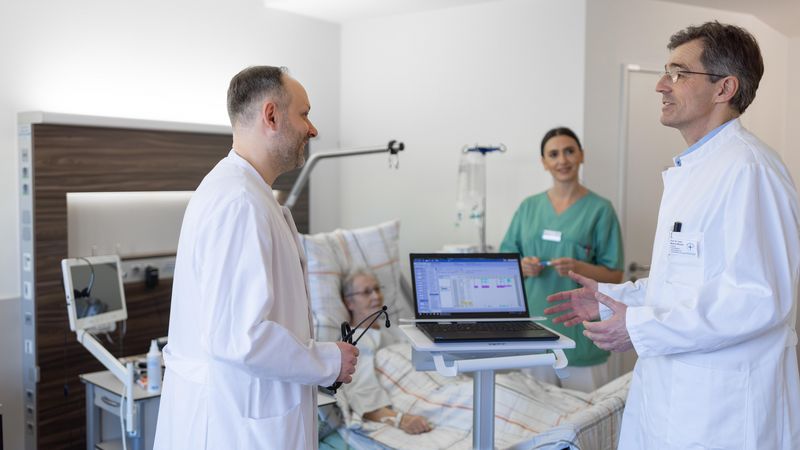 Ärzte im Gespräch bei Patientin