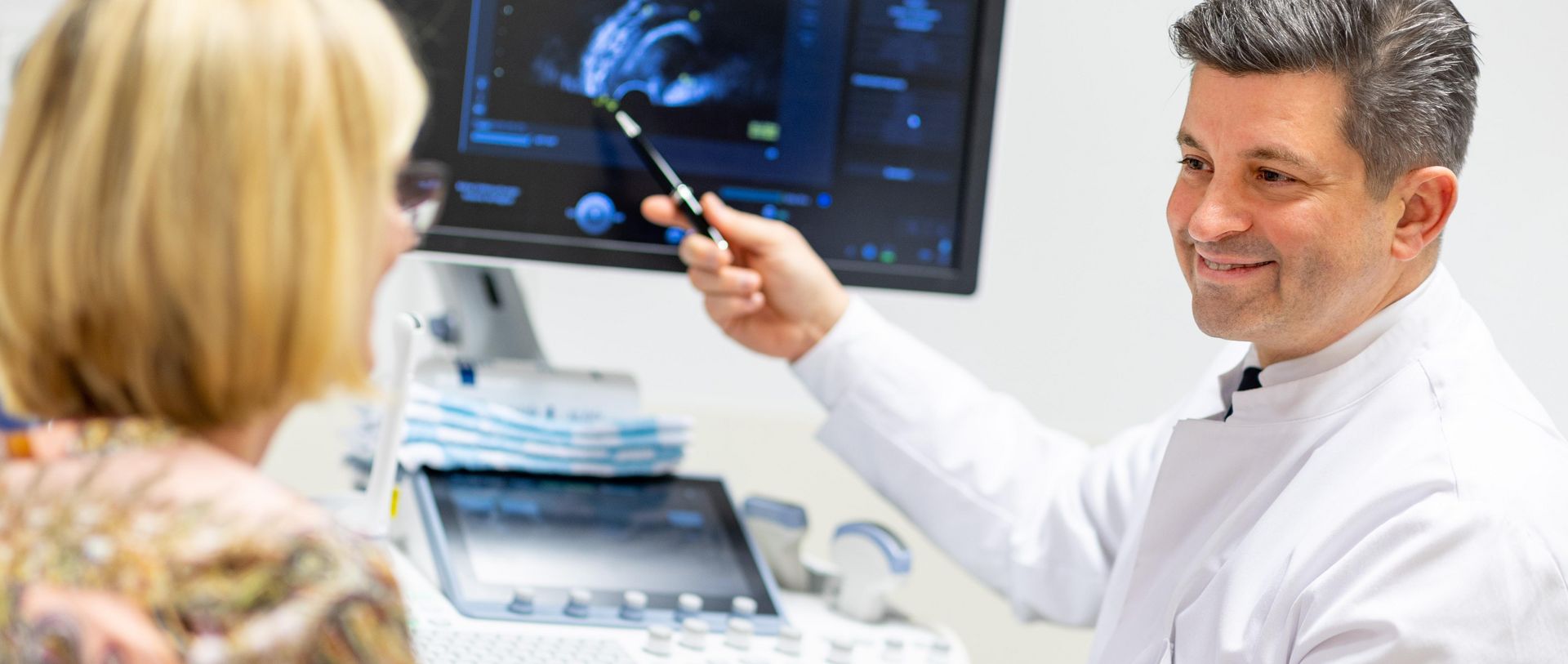 Arzt berät Patientin